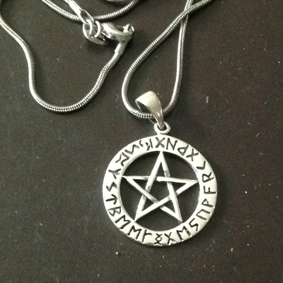 Sterling Peter Stone Round Runic Pentagram Salem Charm Pendant Necklace - Picture 1 of 5